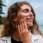 Önce Güneş Kremi mi Nemlendirici mi? Cilt Bakımında Doğru Sıralama