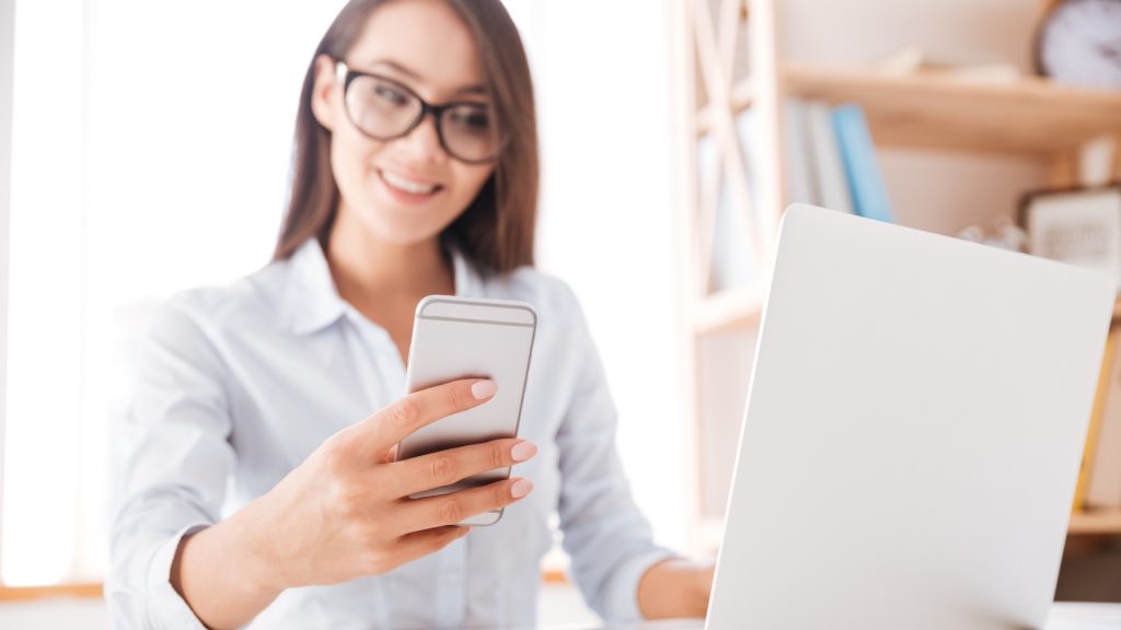 Dijital Yaşam ve Cilt: Telefon ve Bilgisayar Kullanımı Cildi Nasıl Etkiliyor?